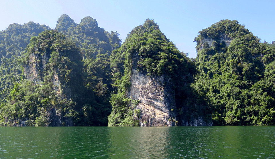 Hồ trải dài trên địa bàn 2 huyện Na Hang và Lâm Bình. (Ảnh: Văn Tý/TTXVN)