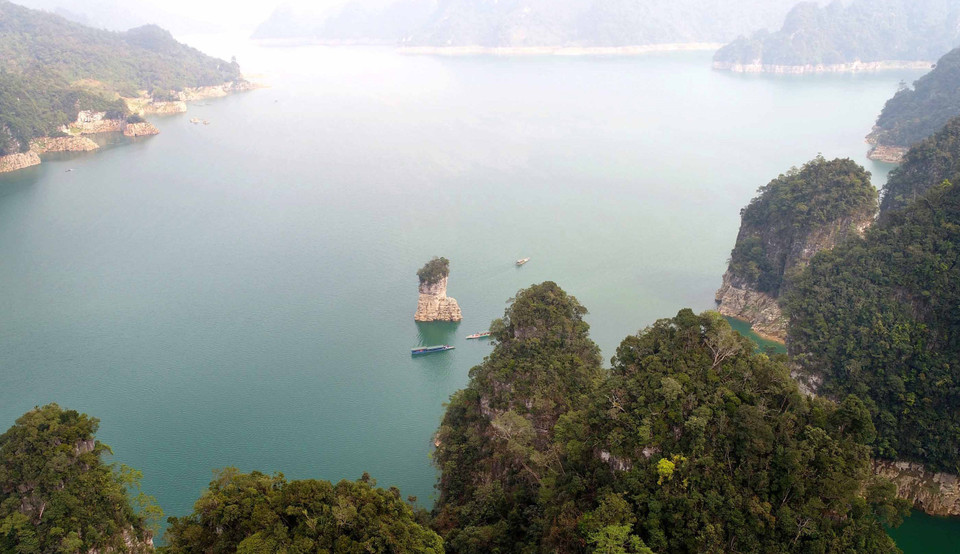 Hồ thủy điện Tuyên Quang có diện tích rộng hơn 8.000ha. (Ảnh: Văn Tý/TTXVN)