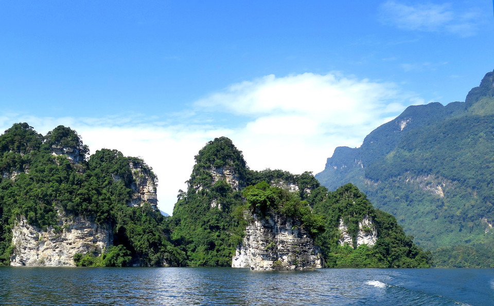 Hồ thủy điện Tuyên Quang được ví như một Hạ Long giữa đại ngàn bởi vẻ đẹp thơ mộng. (Ảnh: Văn Tý/TTXVN)