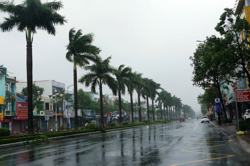 Các tuyến đường Đà Nẵng thưa vắng người do mưa, gió lớn sáng 28/10. (Ảnh: Trần Lê Lâm/TTXVN)