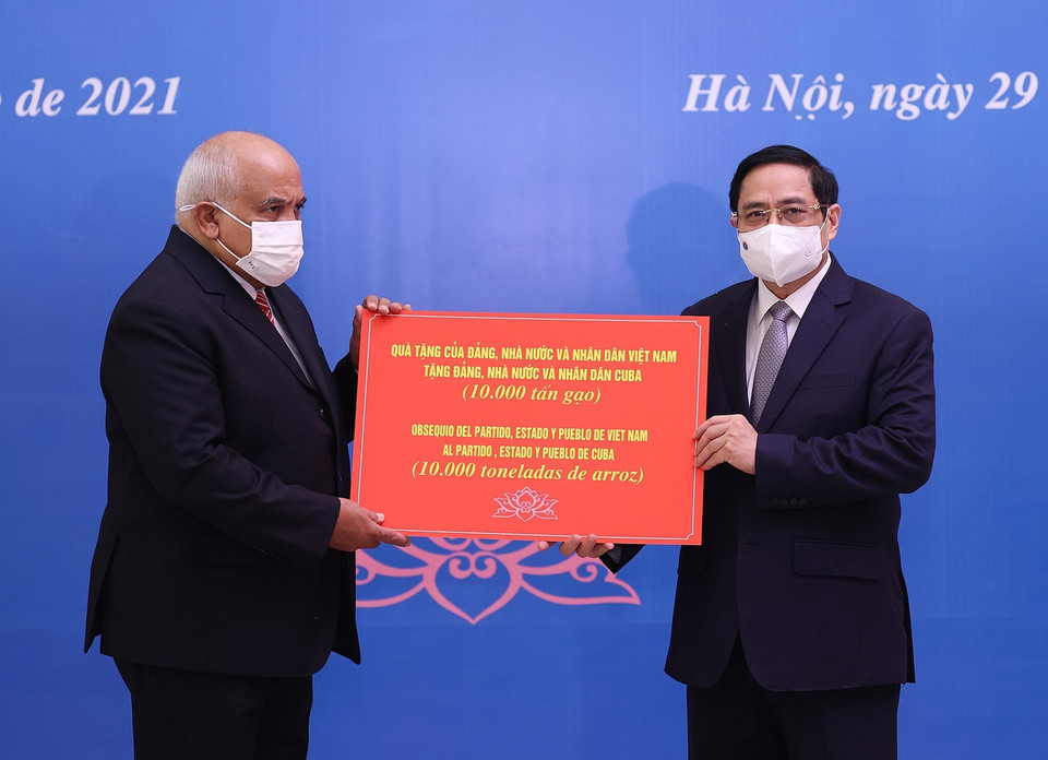 Tại buổi tiếp, Thủ tướng Phạm Minh Chính trao tặng 10.000 tấn gạo của Đảng, Nhà nước và nhân dân Việt Nam tới Đảng, Nhà nước và nhân dân Cuba qua Đại sứ Cuba Orlando Nicolás Hernández Guillén. (Ảnh: Dương Giang/TTXVN)