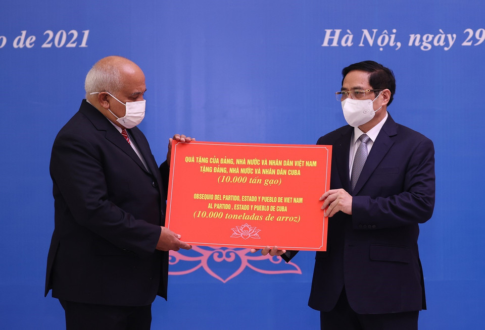 Thủ tướng Phạm Minh Chính trao 10.000 tấn gạo của Đảng, Nhà nước và nhân dân Việt Nam tới Đảng, Nhà nước và nhân dân Cuba qua Đại sứ Cuba Orlando Nicolás Hernández Guillén. (Ảnh: Dương Giang/TTXVN)
