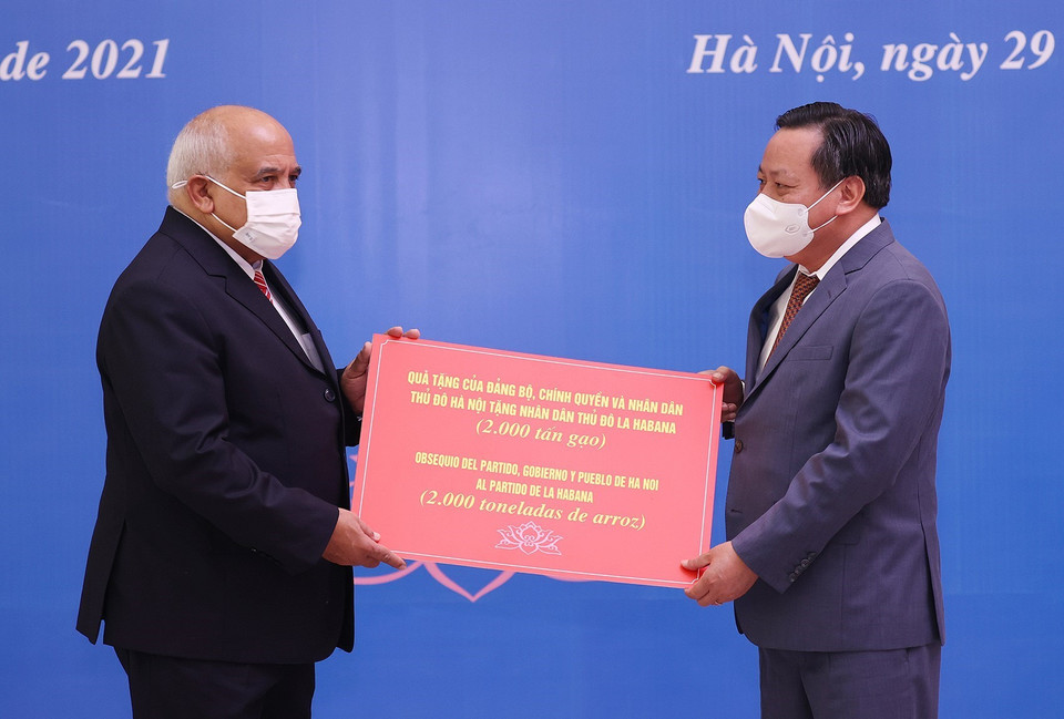 Quang cảnh buổi trao tặng. (Ảnh: Dương Giang/TTXVN)