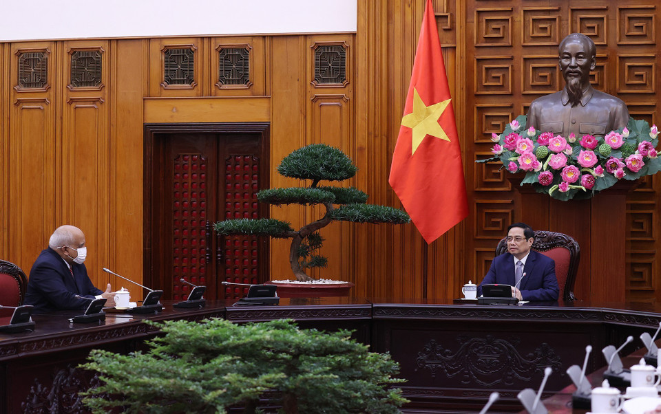 Thủ tướng Phạm Minh Chính tiếp Đại sứ Cuba Orlando Nicolás Hernández Guillén. (Ảnh: Dương Giang/TTXVN)