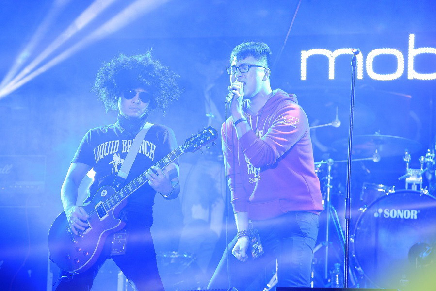 Phần biểu diễn của ban nhạc gạo cội Thủy Triều Đỏ. (Ảnh: PV/Vietnam+)