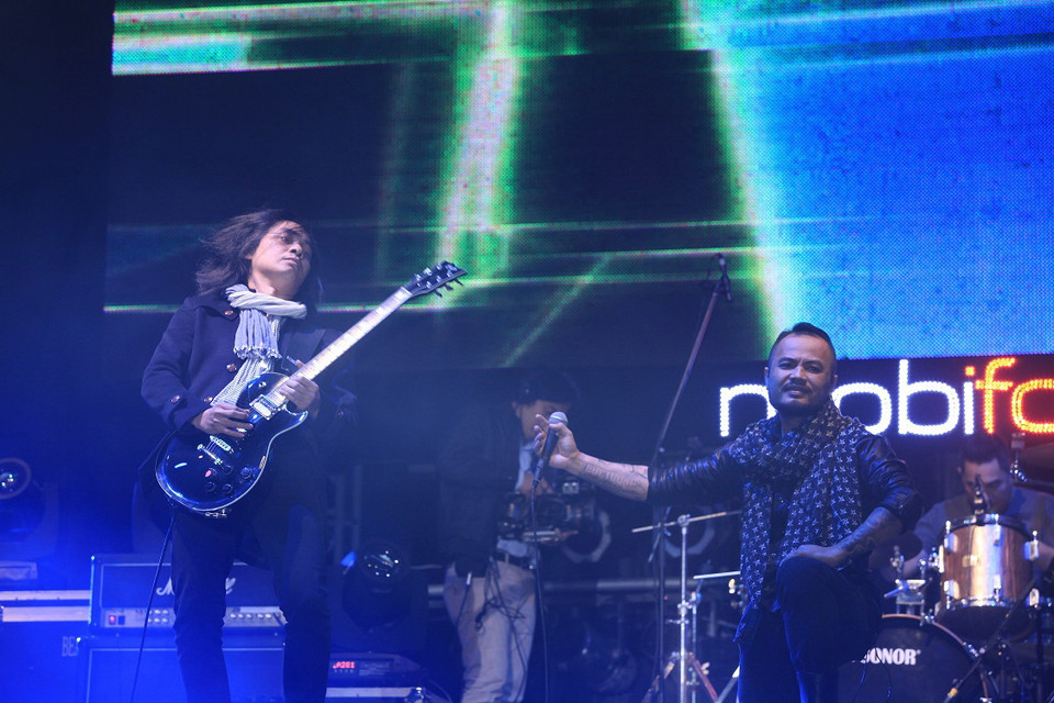 Phần biểu diễn của ban nhạc gạo cội Bức tường. (Ảnh: PV/Vietnam+)