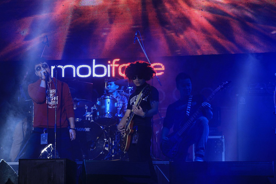 Phần biểu diễn của ban nhạc gạo cội Thủy Triều Đỏ. (Ảnh: PV/Vietnam+)