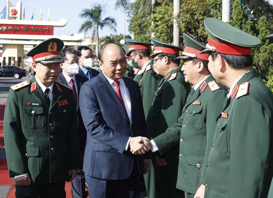 Chủ tịch nước Nguyễn Xuân Phúc thăm và kiểm tra công tác ứng trực, sẵn sàng chiến đấu tại Bộ Tư lệnh Quân khu 5. (Ảnh: Thống Nhất/TTXVN)