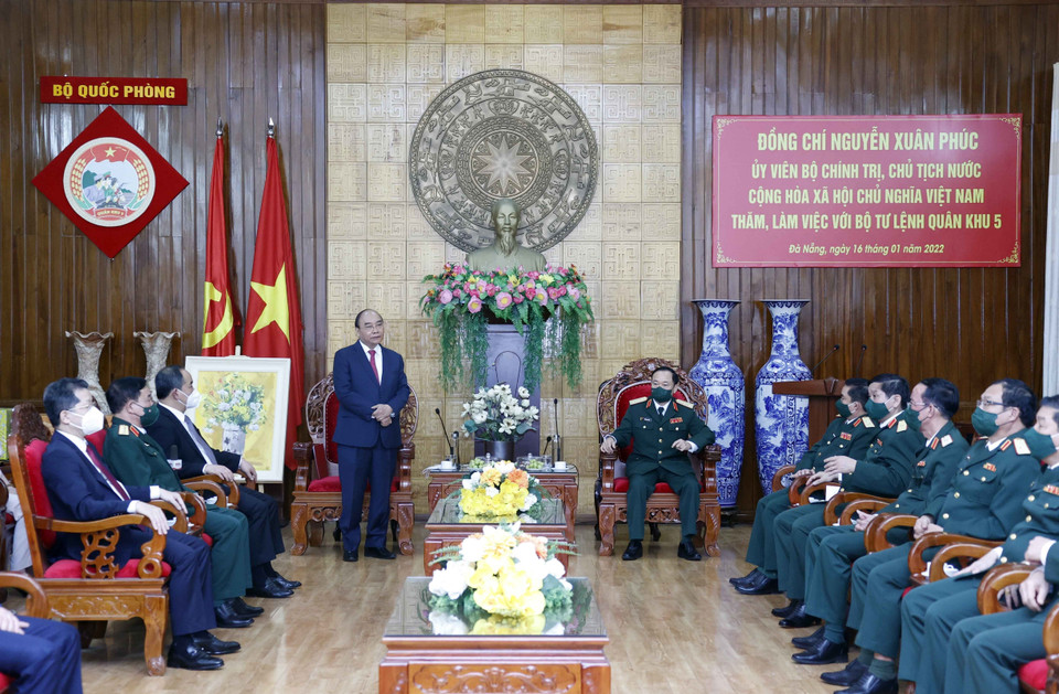 Chủ tịch nước Nguyễn Xuân Phúc phát biểu tại buổi làm việc tại Bộ Tư lệnh Quân khu 5. (Ảnh: Thống Nhất/TTXVN)