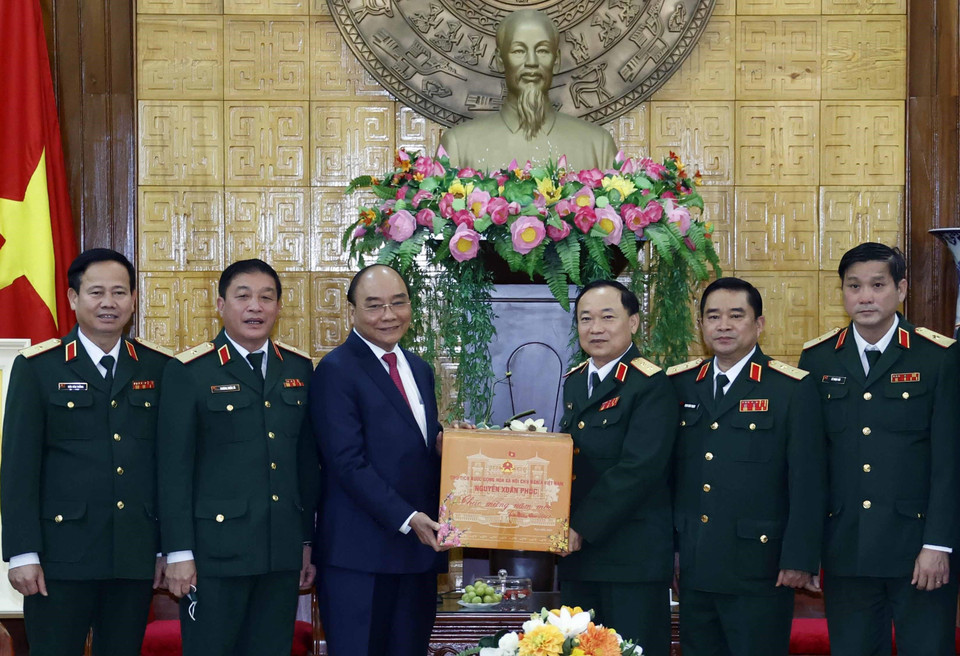 Chủ tịch nước Nguyễn Xuân Phúc tặng quà Bộ Tư lệnh Quân khu 5. (Ảnh: Thống Nhất/TTXVN)