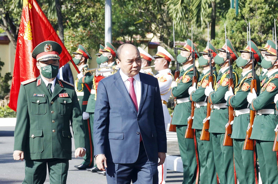Chủ tịch nước Nguyễn Xuân Phúc, Chủ tịch Hội đồng Quốc phòng và An ninh, Thống lĩnh lực lượng vũ trang nhân dân thăm và kiểm tra công tác ứng trực, sẵn sàng chiến đấu tại Bộ Tư lệnh Quân khu 5. (Ảnh: Thống Nhất/TTXVN)