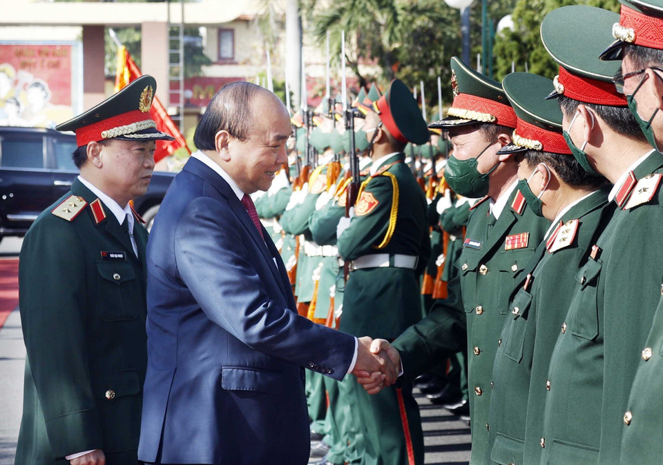 Chủ tịch nước Nguyễn Xuân Phúc thăm và kiểm tra công tác ứng trực, sẵn sàng chiến đấu tại Bộ Tư lệnh Quân khu 5. (Ảnh: Thống Nhất/TTXVN)