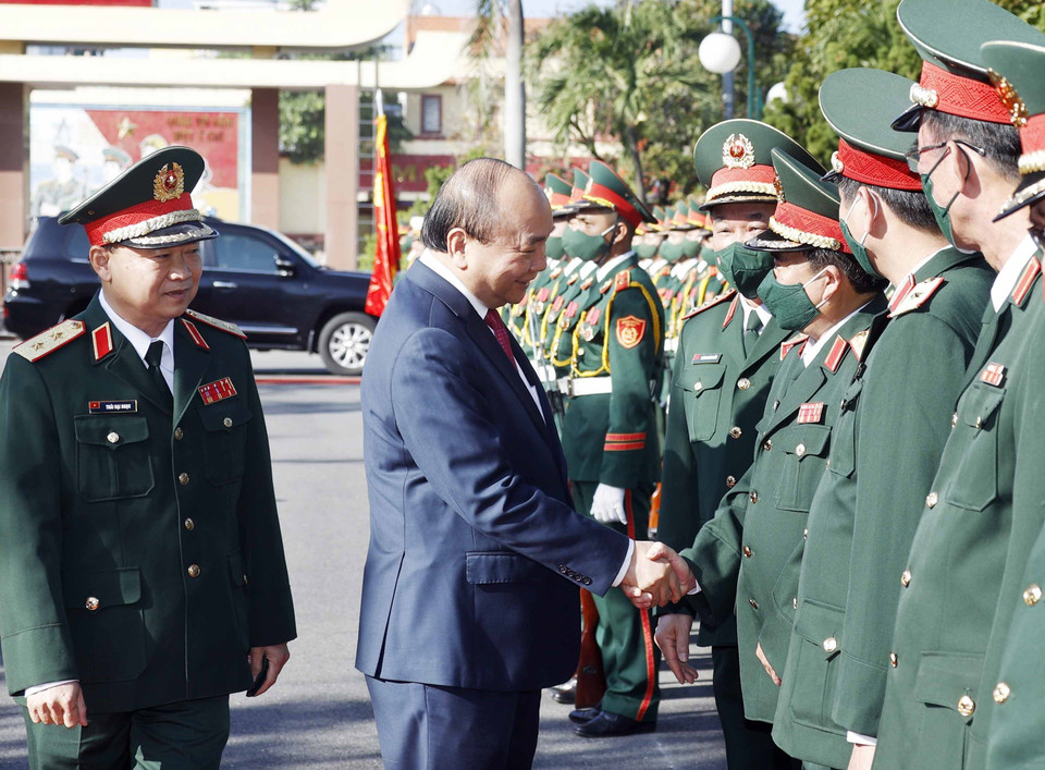 Chủ tịch nước Nguyễn Xuân Phúc thăm và kiểm tra công tác ứng trực, sẵn sàng chiến đấu tại Bộ Tư lệnh Quân khu 5. (Ảnh: Thống Nhất/TTXVN)