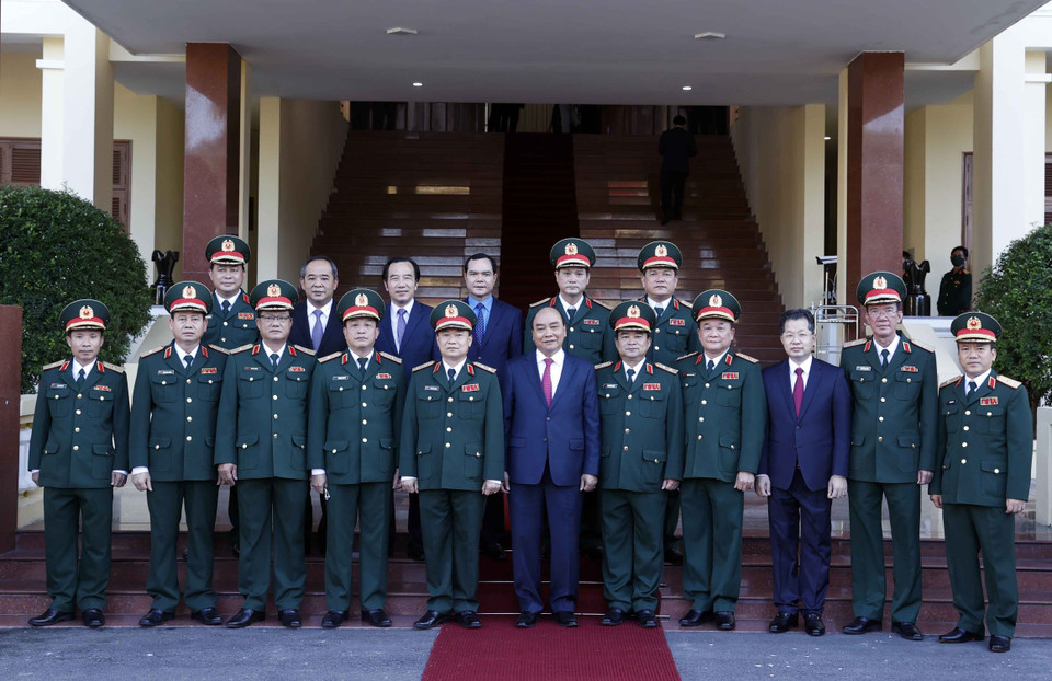 Chủ tịch nước Nguyễn Xuân Phúc và cán bộ, chiến sỹ Bộ Tư lệnh Quân khu 5. (Ảnh: Thống Nhất/TTXVN)