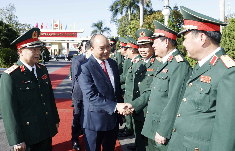 Chủ tịch nước Nguyễn Xuân Phúc thăm và kiểm tra công tác ứng trực, sẵn sàng chiến đấu tại Bộ Tư lệnh Quân khu 5. (Ảnh: Thống Nhất/TTXVN)