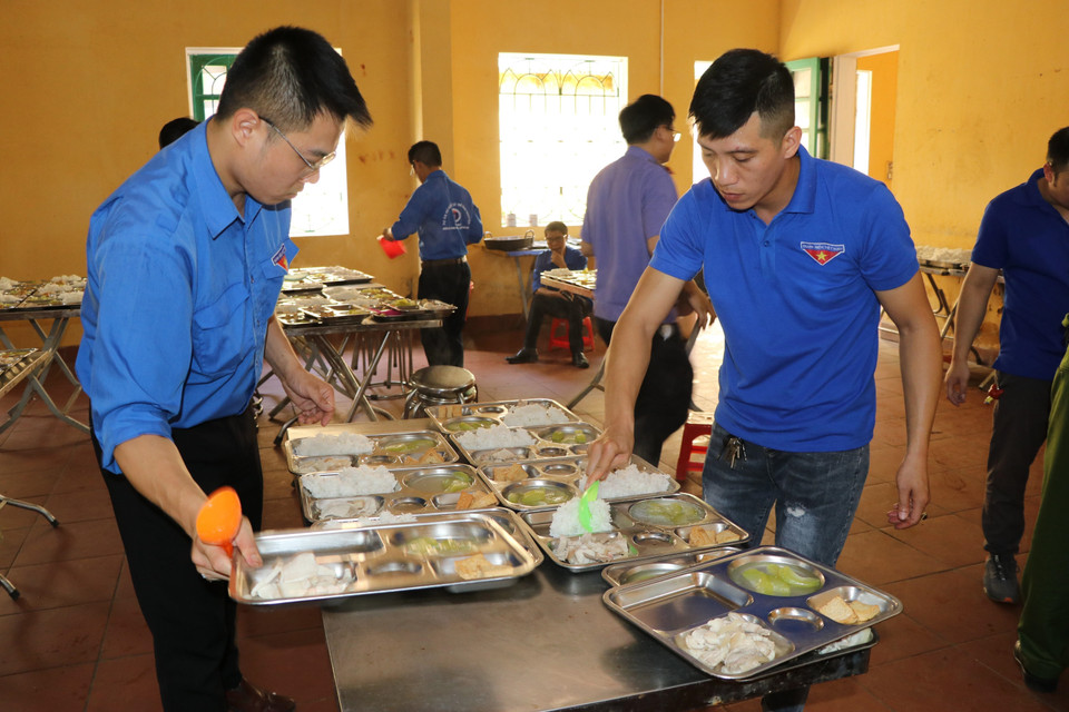 Các suất ăn đều được nấu từ nguồn lương thực, thực phẩm được rà soát kỹ lưỡng, đảm bảo vệ sinh toàn thực phẩm cho các thí sinh. (Ảnh: Việt Dũng/TTXVN)