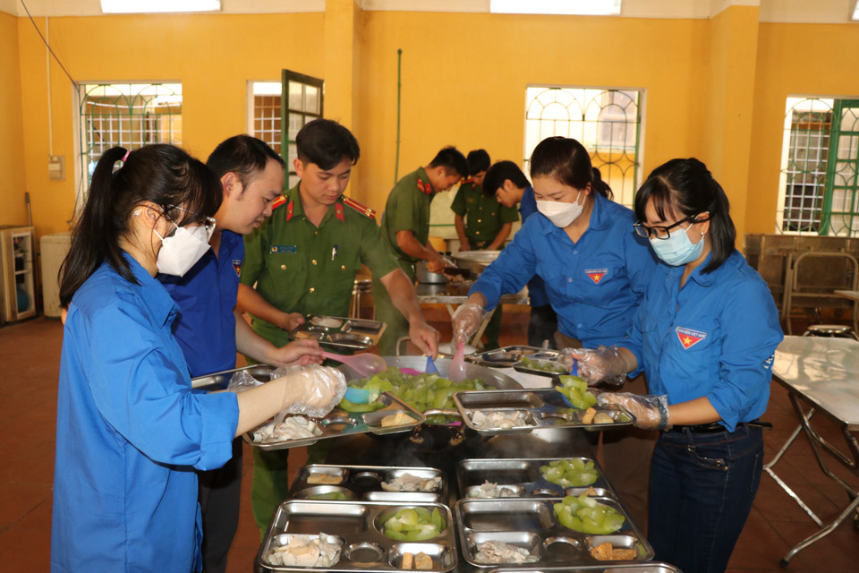 Các đoàn viên thuộc Huyện đoàn Mù Cang Chải chuẩn bị các suất ăn cho thí sinh dự Kỳ thi tốt nghiệp trung học phổ thông năm 2022. (Ảnh: Việt Dũng/TTXVN)