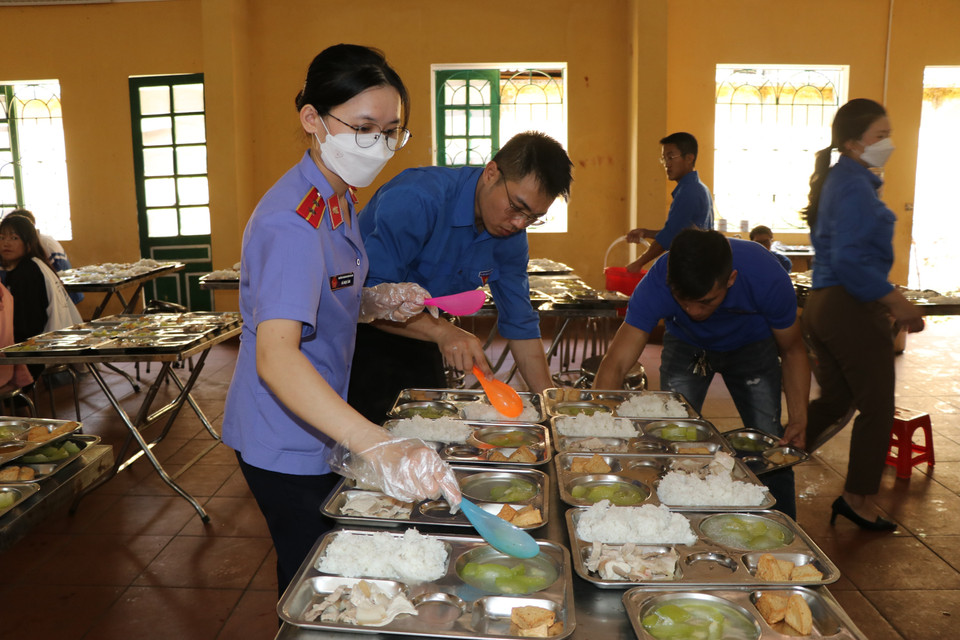 Các suất ăn đều được nấu từ nguồn lương thực, thực phẩm được rà soát kỹ lưỡng, đảm bảo vệ sinh toàn thực phẩm cho các thí sinh. (Ảnh: Việt Dũng/TTXVN) 