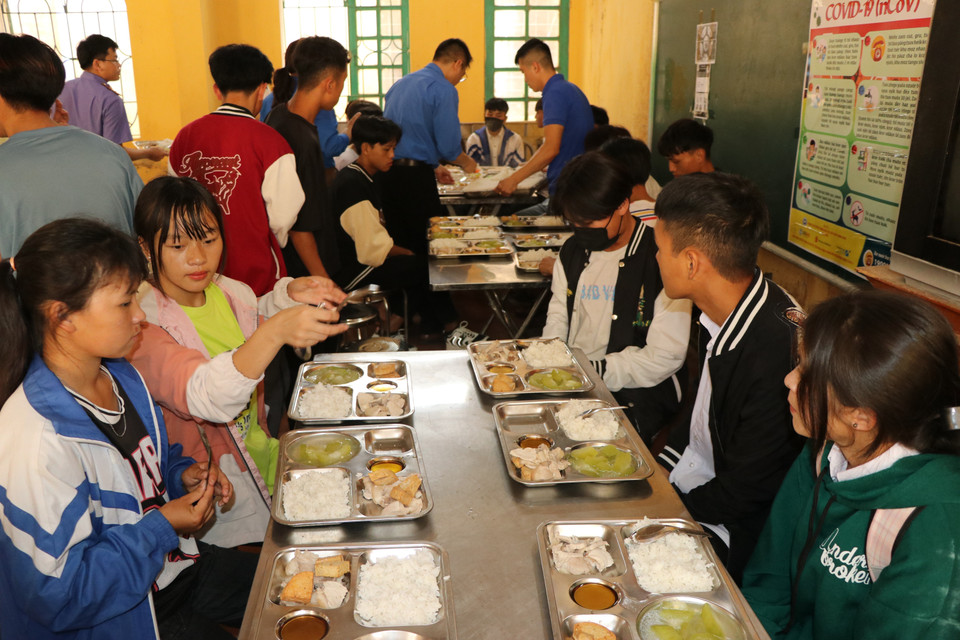 Bữa ăn được các đoàn viên của huyện Mù Cang Chải kêu gọi các cơ quan, đơn vị, nhà hảo tâm trên địa bàn tài trợ cho các thí sinh. (Ảnh: Việt Dũng/TTXVN)