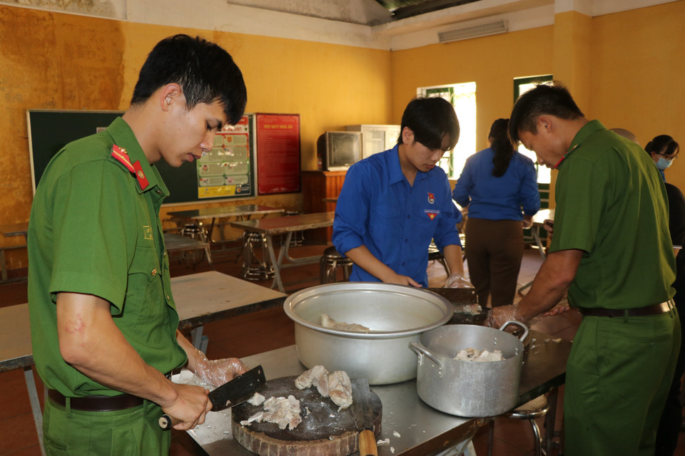 Các đoàn viên thuộc Huyện đoàn Mù Cang Chải chuẩn bị các suất ăn cho thí sinh dự Kỳ thi tốt nghiệp trung học phổ thông năm 2022. (Ảnh: Việt Dũng/TTXVN)