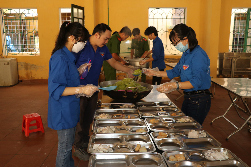 Nhằm hỗ trợ các thí sinh xa nhà và thí sinh có hoàn cảnh khó khăn có được điều kiện thuận lợi nhất trong hai ngày thi của Kỳ thi tốt nghiệp trung học phổ thông năm 2022, huyện đoàn Mù Cang Chải, tỉnh Yên Bái đã tổ chức nấu 360 suất ăn miễn phí cho các em tại 2 điểm thi là Trường THCS và THPT Púng Luông và Trường THPT Mù Cang Chải. (Ảnh: Việt Dũng/TTXVN)