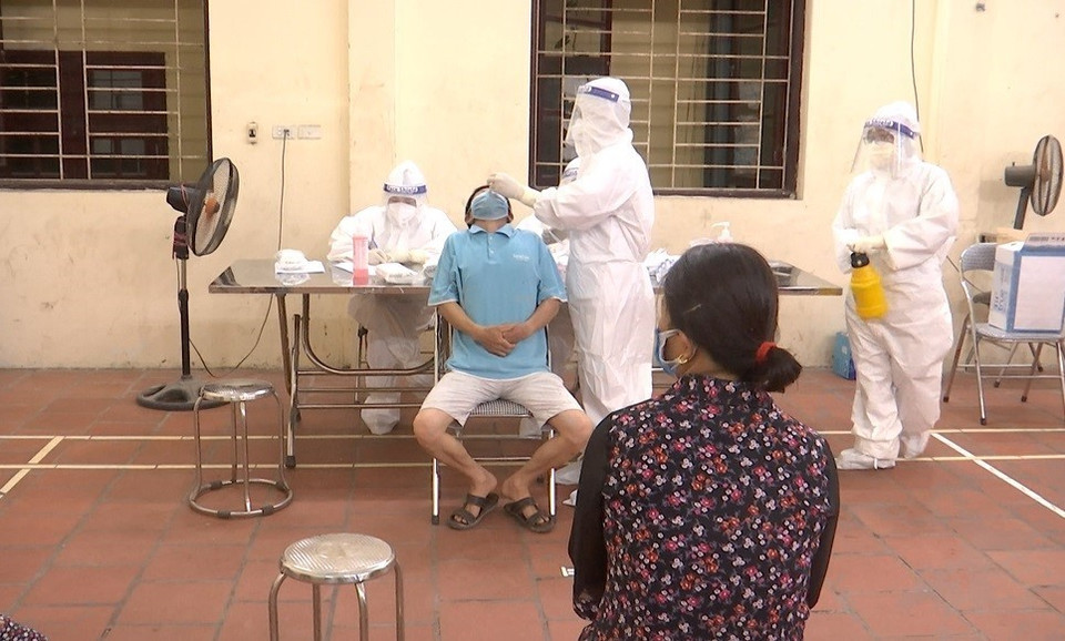 Lấy mẫu xét nghiệm SARS-CoV-2 cho người dân xã Mão Điền, huyện Thuận Thành. (Ảnh: Thanh Thương/TTXVN)