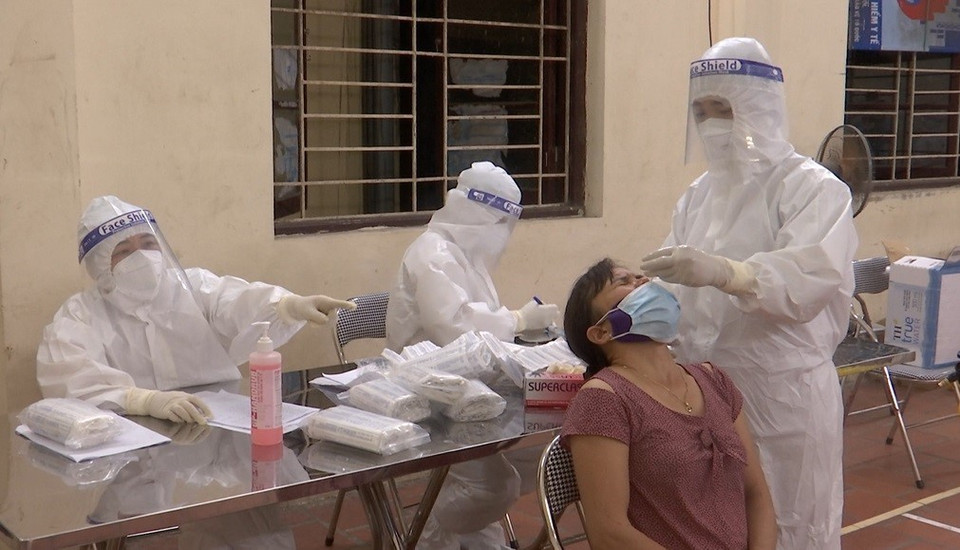 Lấy mẫu xét nghiệm SARS-CoV-2 cho người dân xã Mão Điền, huyện Thuận Thành. (Ảnh: Thanh Thương/TTXVN)