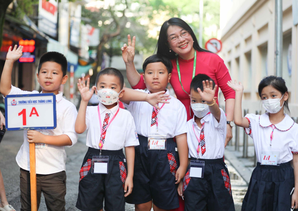 Các bé lớp 1 hân hoan trong ngày đầu đến trường. (Ảnh: Thanh Tùng/TTXVN)