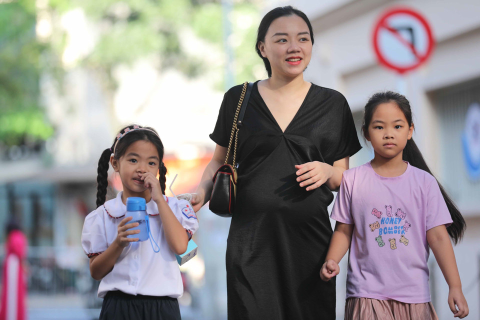 Phụ huynh đưa học sinh lớp 1 đến trường. (Ảnh: Thanh Tùng/TTXVN)