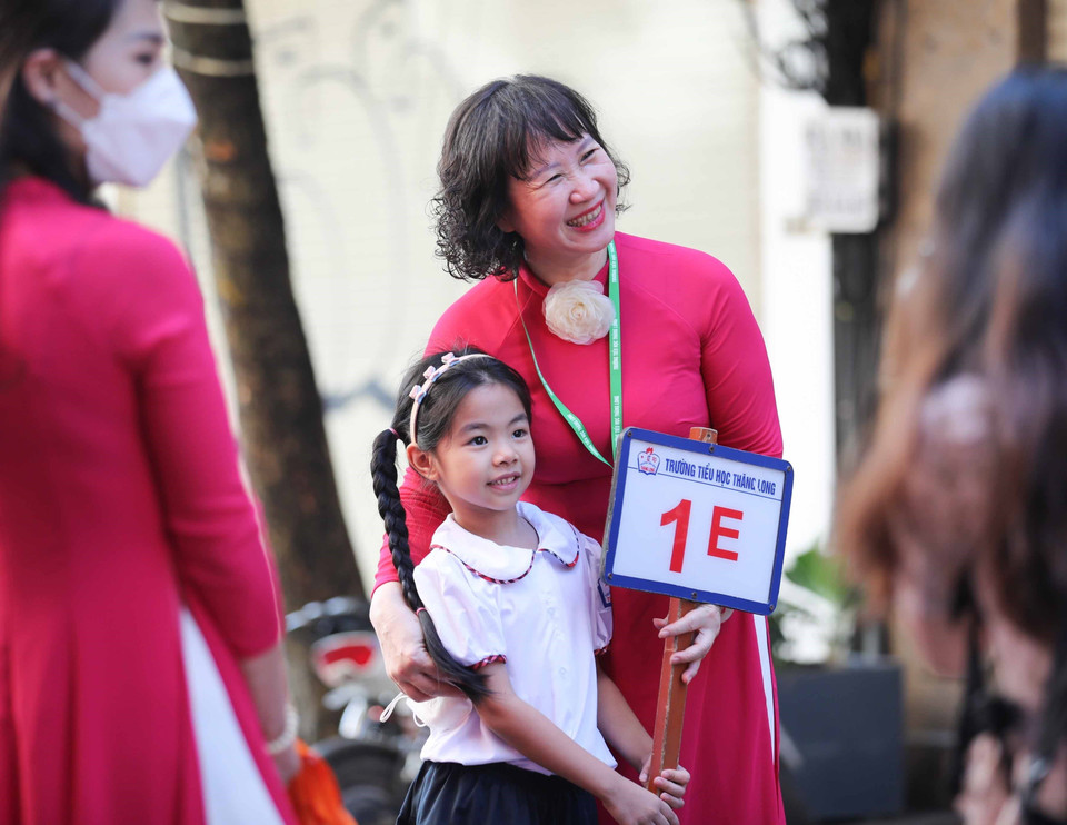 Giáo viên trường Tiểu học Thăng Long đón học sinh lớp 1 tới trường. (Ảnh: Thanh Tùng/TTXVN)