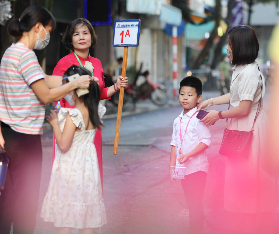 Thực hiện kế hoạch năm học 2022 - 2023, cùng với các trường Tiểu học khác trên địa bàn Thủ đô, sáng 22/8, trường Tiểu học Thăng Long, quận Hoàn Kiếm (Hà Nội) tổ chức tựu trường cho học sinh lớp 1. (Ảnh: Thanh Tùng/TTXVN)