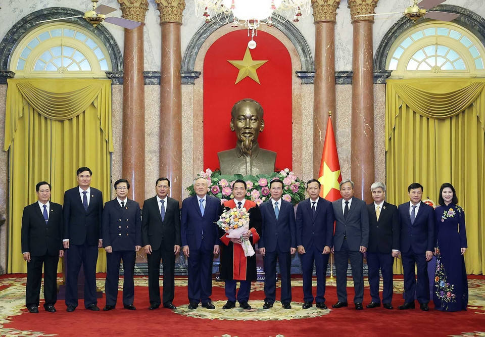 Chủ tịch nước Võ Văn Thưởng và lãnh đạo Tòa án Nhân dân Tối cao chúc mừng ông Nguyễn Hồng Nam. (Ảnh: Thống Nhất/TTXVN)