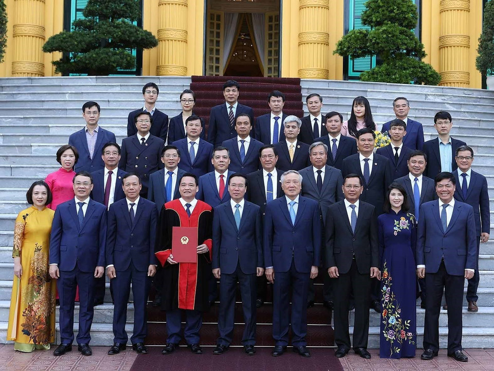 Chủ tịch nước Võ Văn Thưởng và lãnh đạo Tòa án Nhân dân Tối cao cùng các đại biểu chụp ảnh chung ông Nguyễn Hồng Nam. (Ảnh: Thống Nhất/TTXVN)