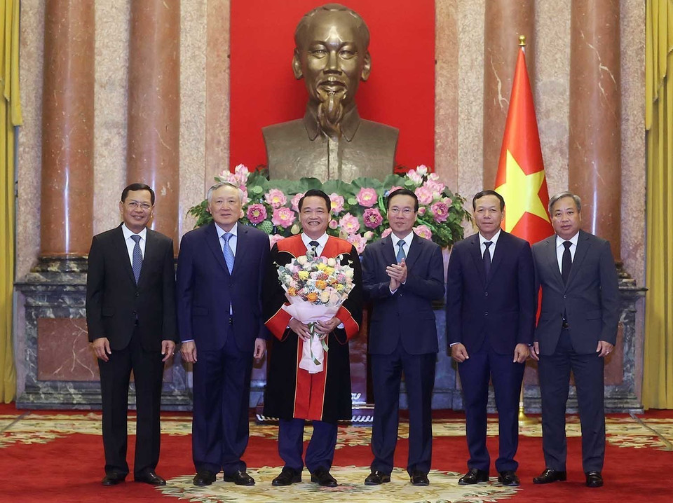 Chủ tịch nước Võ Văn Thưởng và lãnh đạo Tòa án Nhân dân Tối cao chúc mừng ông Nguyễn Hồng Nam. (Ảnh: Thống Nhất/TTXVN)