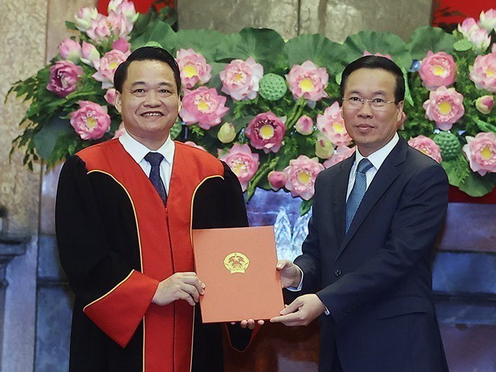 Chủ tịch nước Võ Văn Thưởng trao Quyết định bổ nhiệm chức danh Thẩm phán Tòa án Nhân dân Tối cao cho ông Nguyễn Hồng Nam. (Ảnh: Thống Nhất/TTXVN)