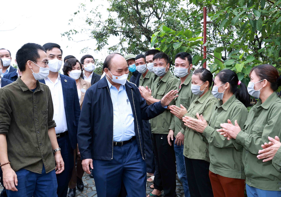 Chủ tịch nước Nguyễn Xuân Phúc với các xã viên Hợp tác xã Sinh Dược, xã Gia Sinh, huyện Gia Viễn. (Ảnh: Thống Nhất/TTXVN)