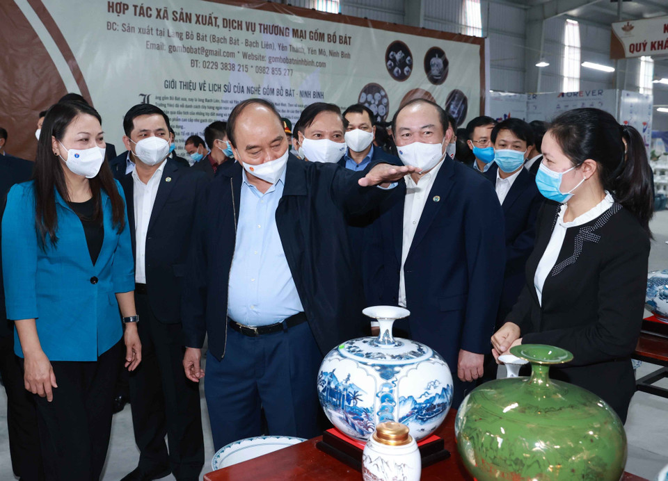 Chủ tịch nước Nguyễn Xuân Phúc thăm mô hình Hợp tác xã Bồ Bát, xã Yên Thành, huyện Yên Mô. (Ảnh: Thống Nhất/TTXVN)