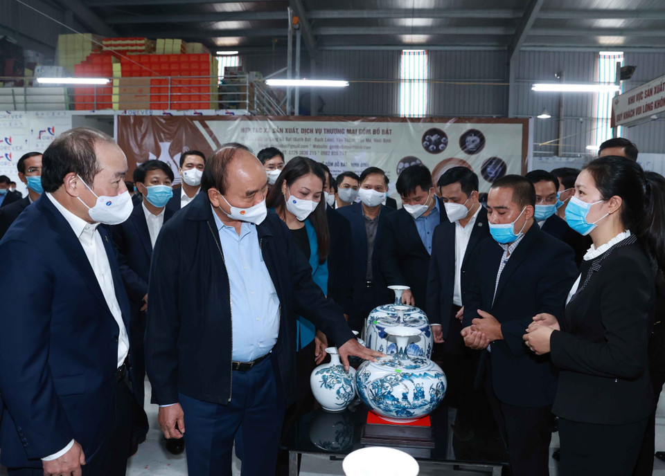 Chủ tịch nước Nguyễn Xuân Phúc thăm mô hình Hợp tác xã Bồ Bát, xã Yên Thành, huyện Yên Mô. (Ảnh: Thống Nhất/TTXVN)