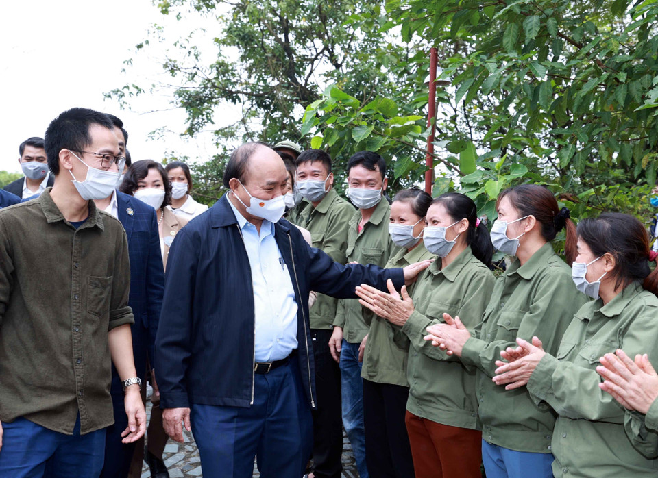 Chủ tịch nước Nguyễn Xuân Phúc với các xã viên Hợp tác xã Sinh Dược, xã Gia Sinh, huyện Gia Viễn. (Ảnh: Thống Nhất/TTXVN)