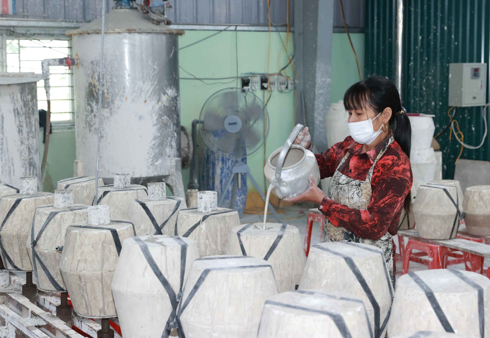 Công nhân Hợp tác xã Bồ Bát (xã Yên Thành, huyện Yên Mô) gia công sản phẩm. (Ảnh: Thống Nhất/TTXVN)