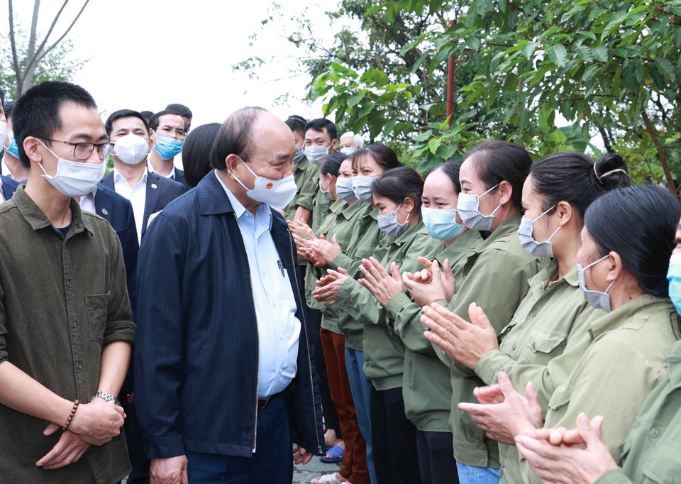 Chủ tịch nước Nguyễn Xuân Phúc với các xã viên Hợp tác xã Sinh Dược, xã Gia Sinh, huyện Gia Viễn. (Ảnh: Thống Nhất/TTXVN)