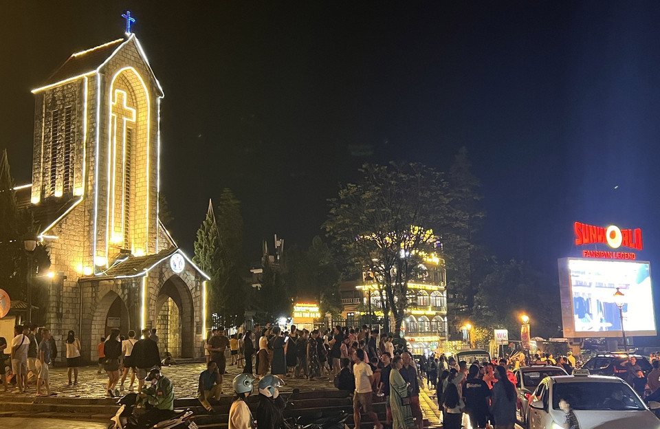 Đông đảo du khách đến với khu du lịch quốc gia Sa Pa trong dịp nghỉ lễ 30/4. (Ảnh: Quốc Khánh/TTXVN)