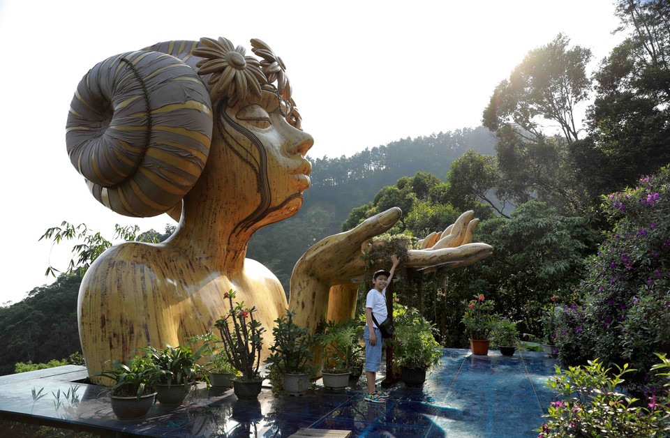 Hình tượng nghệ thuật tại Cầu Mây - Studio Tam Đảo thu hút du khách thăm quan trong dịp nghỉ lễ. (Ảnh: Hoàng Hùng/TTXVN)