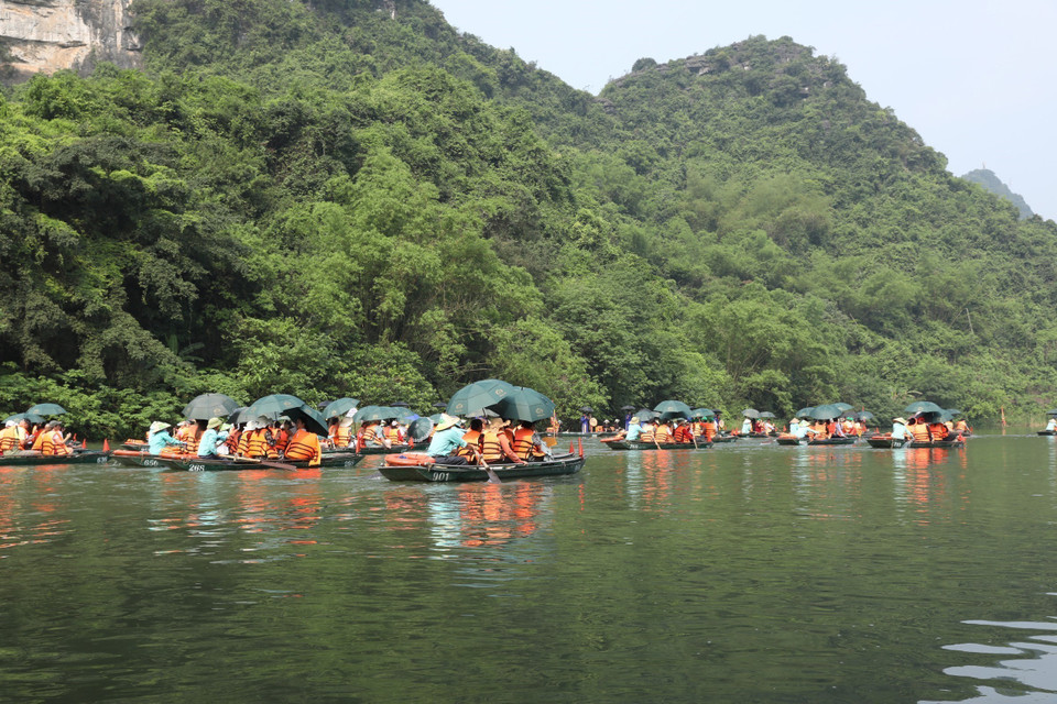 Du khách tham quan Khu du lịch sinh thái Tràng An trong kỳ nghỉ lễ. (Ảnh: Đức Phương/TTXVN)