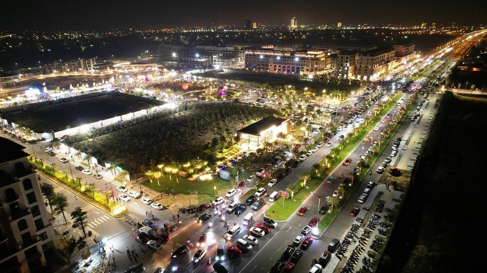 Rất đông du khách và người dân đến trải nghiệm, nghỉ dưỡng tại Quảng Bình dịp nghỉ lễ 30/4 và 1/5. (Ảnh: TTXVN)