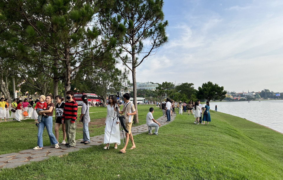 Du khách thoải mái vui chơi bên hồ Xuân Hương, Đà Lạt. (Ảnh: TTXVN)