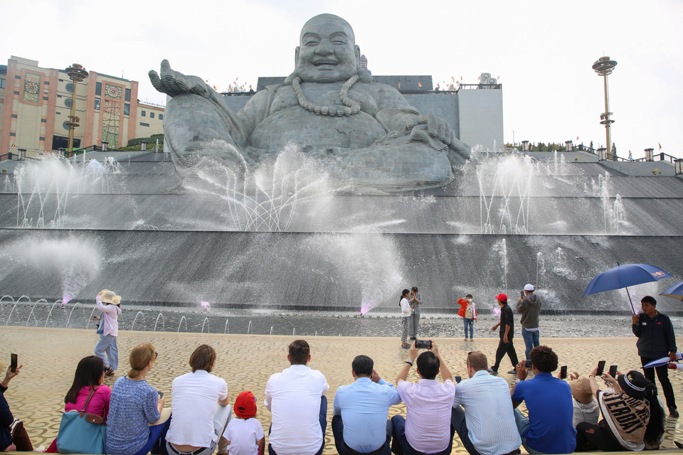 Du khách xem nhạc nước trên đỉnh núi Bà Đen (Tây Ninh). (Ảnh: Giang Phương/TTXVN)