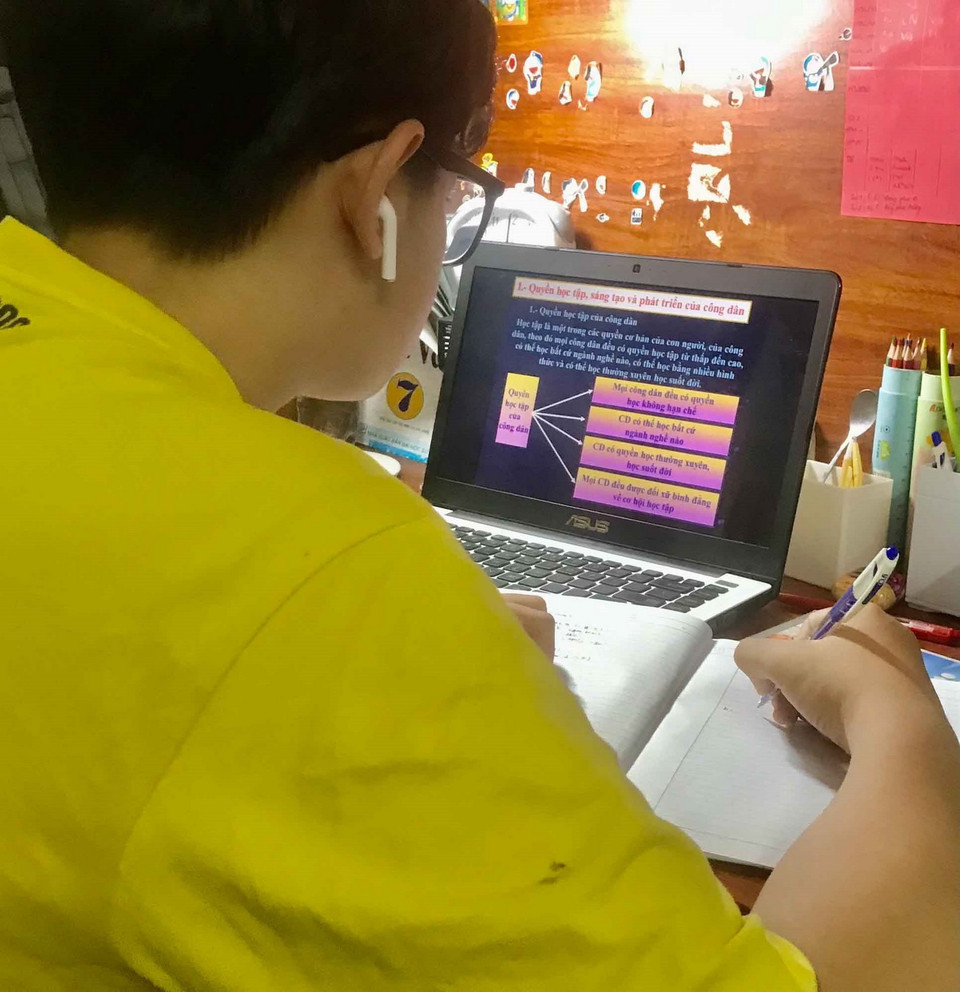 Học sinh trường THPT Trương Định, quận Hoàng Mai học trực tuyến trong ngày 17/2. (Ảnh: TTXVN phát)