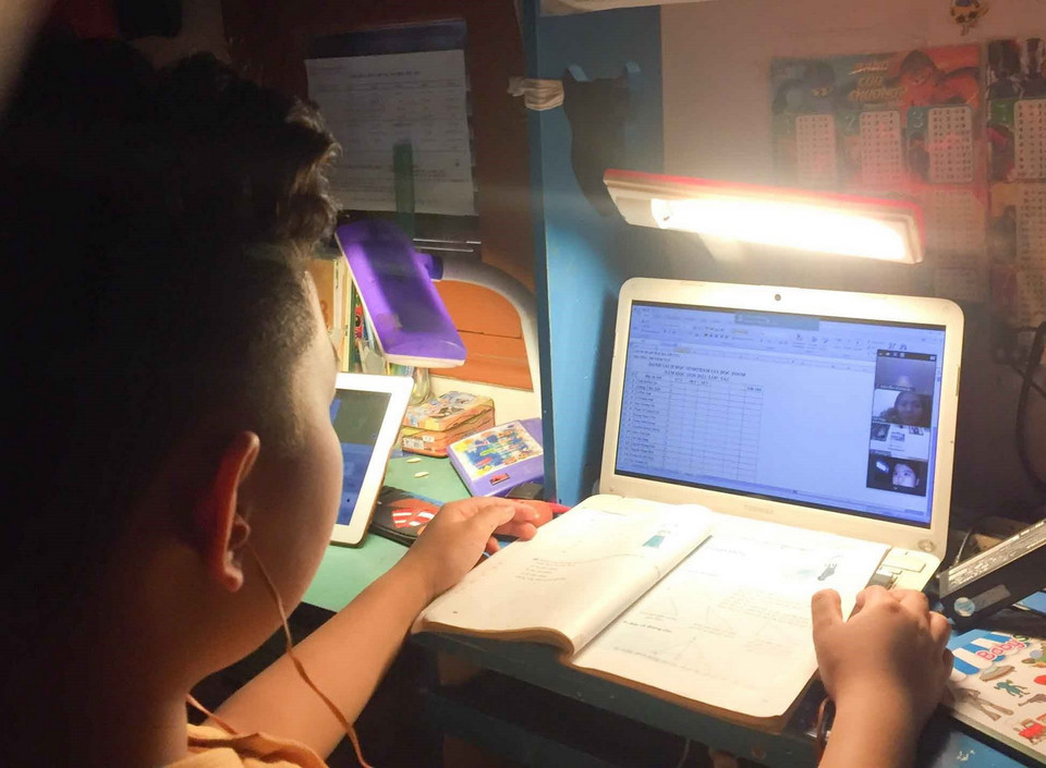 Học sinh lớp 5 trường Tiểu Học Vĩnh Tuy (quận Hai Bà Trưng) học trực tuyến tại nhà, ngày 17/2. (Ảnh: TTXVN phát)