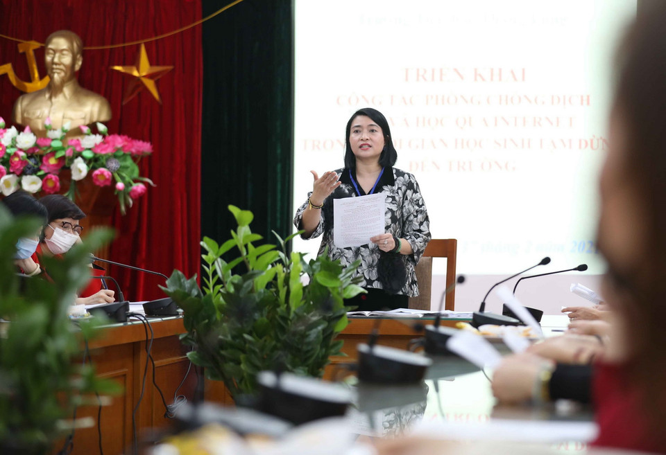 Cô giáo Nguyễn Thị Bình Minh, Hiệu trưởng trường Tiểu học Thăng Long (quận Hoàn Kiếm) chủ trì buổi họp chuyên môn của nhà trường về dạy học trực tuyến và phòng chống dịch. (Ảnh: Thanh Tùng/TTXVN)